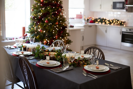 Groene decoratie voor de kersttafel